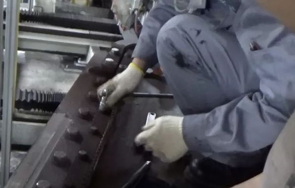 擰掉一排齒條的緊固螺絲 擰掉一排齒條的緊固螺絲